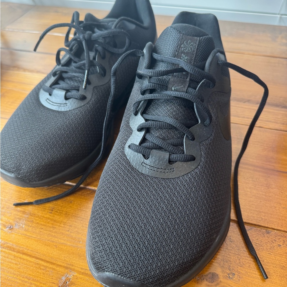 Nike Black Athletic Shoes Sleek Design